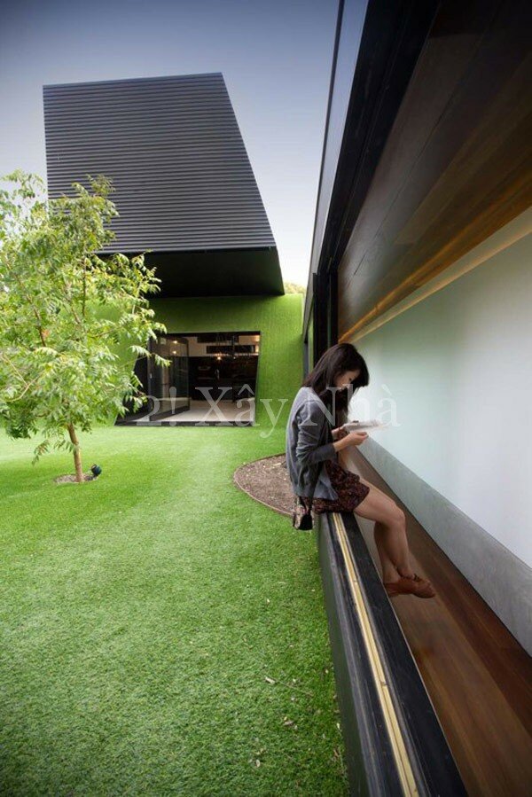 Hill Home 9 Original Family Home Extension in Australia, Built on an Artificial Hill